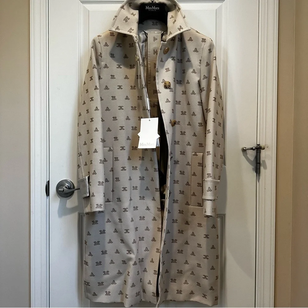 SOLD! MAX MARA FULL LOGO TRENCH COAT SIZE: US6 IT40 NEW WITH TAG FALL/WINTER - Picture 6 of 16